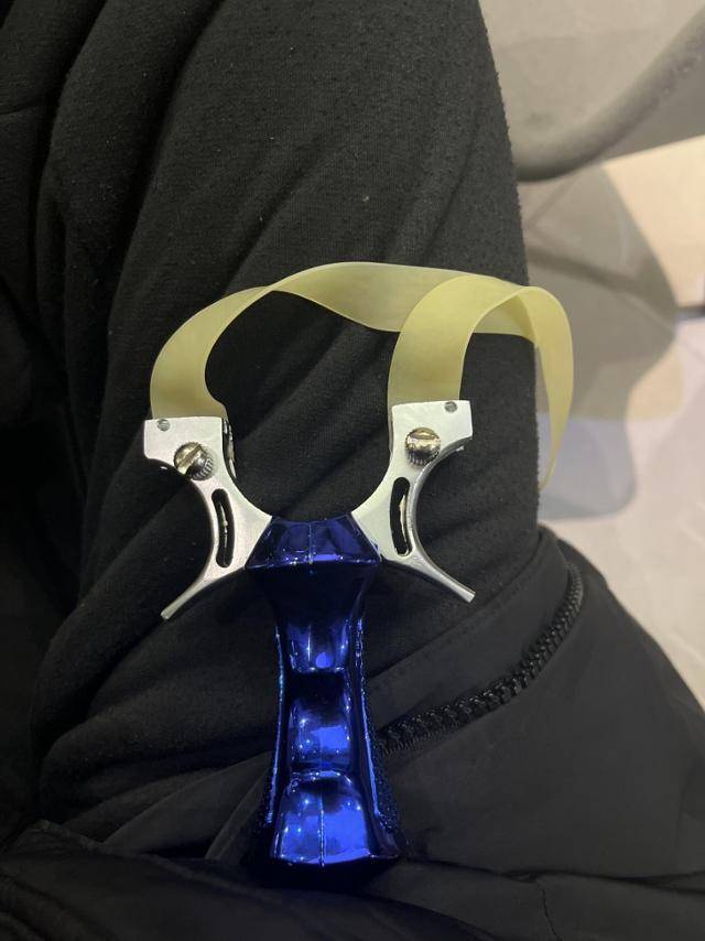 디시인사이드 '야옹이 갤러리' 이용자가 길고양이 학대를 위해 준비했다며 올린 새총 사진. 디시인사이드 게시물 캡처