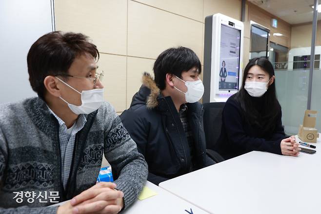 김지훈 엘토브 부사장과 시각장애인 박인범씨, 박지은 NIA 스마트의료복지팀 선임연구원(왼쪽부터)이 지난달 30일 서울 구로구 엘토브 사무실에서 배리어프리 키오스크에 대해 이야기를 나누고 있다.  우철훈 선임기자