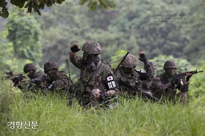 최전방 부대원들이 DMZ 작전 훈련을 하고 있다. 육군