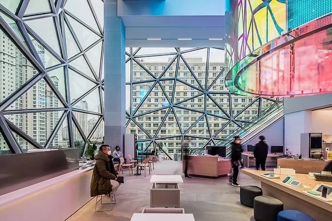 An interior view of Galleria in Gwangyo, Gyeonggi Province (OMA)