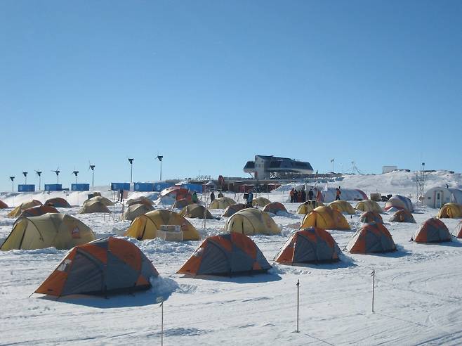 벨기에가 2009년 남극에 설치한 프린세스 엘리자베스 과학기지와 연구원들의 숙소/사진=AFP