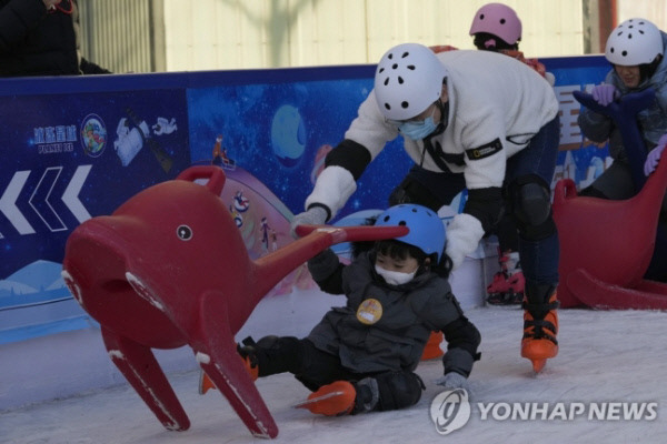 새해 첫날인 1일 중국 베이징의 스케이트장에서 노는 어린이 AP 연합뉴스