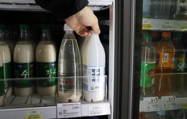 3일 서울 시내 한 편의점 냉장 매대에 지평주조 막걸리(탁주) 제품 ‘지평 생막걸리 쌀막걸리’가 진열돼 있다.(사진=연합뉴스)