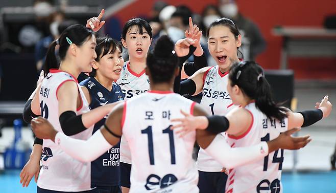 여자배구 GS칼텍스가 모마, 강소휘, 유서연 삼각편대의 활약으로 흥국생명을 꺾고 3연패에서 탈출했다. [사진=한국배구연맹 KOVO 제공]