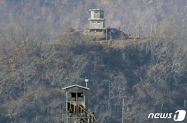 경기도 파주시 접경지역에서 바라본 북한군 초소. 2022.1.2/뉴스1 © News1 박정호 기자