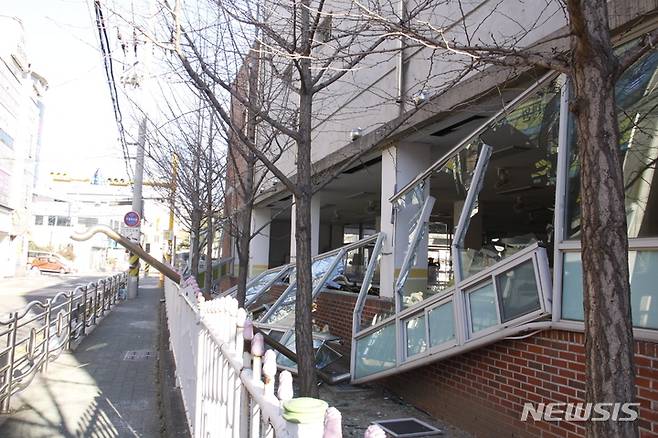 [포항=뉴시스] 이바름 기자 = 3일 오전 7시 23분께 경북 포항시 남구 연일초등학교 급식소가 폭발해 조리원 3명이 화상을 입어 인근 병원으로 이송됐다. 2022.01.03. right@newsis.com