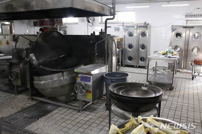 [포항=뉴시스] 이바름 기자 = 3일 오전 7시 23분께 경북 포항시 남구 연일초등학교 급식소가 폭발해 조리원 3명이 화상을 입어 인근 병원으로 이송됐다. 2022.01.03. right@newsis.com