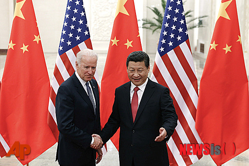 [베이징=AP/뉴시스]시진핑 중국 국가주석이 2013년 12월 당시 미국 부통령이던 조 바이던 현 미 대통령과 베이징에서 회담하고 있다. 2013.12.4.