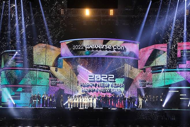 지난달 31일 경기 고양시 킨텍스에서 온·오프라인으로 동시에 진행된 '2022 위버스 콘 뉴 에라'. 하이브 제공