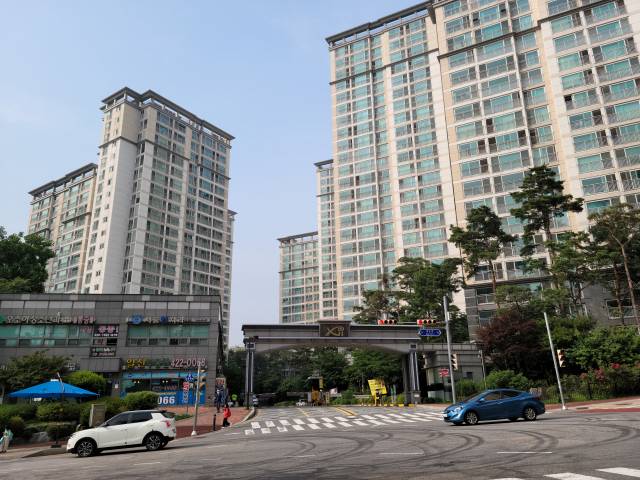 지난해 GTX-C노선 정차 호재에 전국 아파트값 상승률 1위를 기록한 경기도 의왕시에서 최근 2억원씩 하락한 거래가 나오고 있다. 의왕 ‘인덕원 센트럴 자이(옛 의왕 포일 자이)’ 전경. /이덕연기자