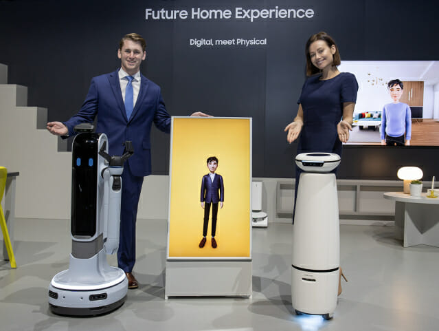 CES 2022가 열리는 미국 라스베이거스 컨벤션 센터의 삼성전자 전시관에서 삼성전자 모델이 인터랙션 로봇인 '삼성 봇 아이(Samsung Bot i)'와 'AI 아바타', 가사 보조 로봇인 '삼성 봇 핸디(Samsung Bot Handy)'를 선보이고 있다. (사진=삼성전자)