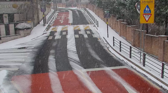 종암래미안 아파트 입구 도로