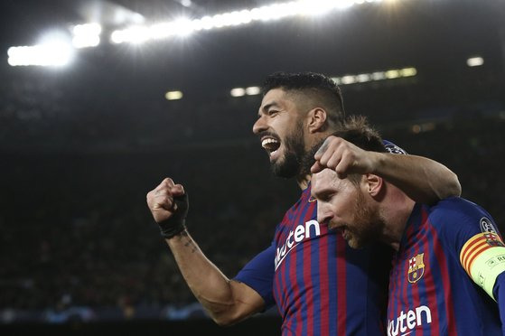 (FILES) In this file photo taken on March 13, 2019 Barcelona's Argentinian forward Lionel Messi (R) celebrates with Barcelona's Uruguayan forward Luis Suarez after scoring during the UEFA Champions League round of 16, second leg football match between FC Barcelona and Olympique Lyonnais at the Camp Nou stadium in Barcelona. - Luis Suarez left his last Barcelona training session in tears on September 23, 2020 as he prepares for a move to La Liga rivals Atletico Madrid. (Photo by PAU BARRENA / AFP)  〈저작권자(c) 연합뉴스, 무단 전재-재배포 금지〉