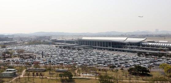 지난해 김포공항엔 국내선 여객만 1000만 명이 몰렸다. 위는 차량이 가득 찬 국내선청사 앞 주차장. [뉴스1]