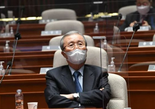 Kim Chong-in, chief of the People Power Party (PPP) election campaign arrives early and takes his seat at a general meeting of the PPP lawmakers at the National Assembly on January 3. National Assembly press photographers