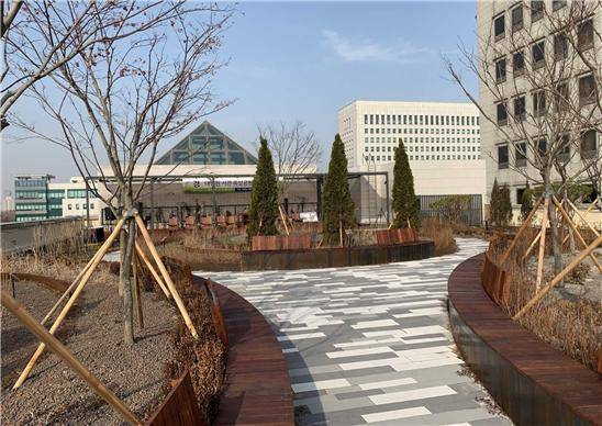 옥상녹화사업이 시행된 대법원 서관 옥상. 서울시 제공