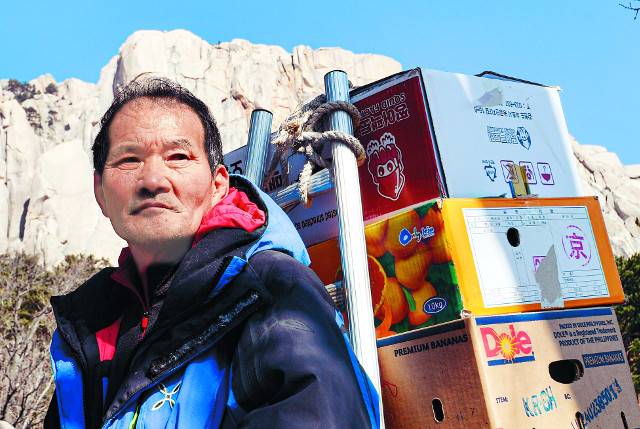 임씨는 국민일보 인터뷰에서 "도와야하는데 코로나 때문에 못하고 있으니 답답하다. 뉴스에 나간 뒤 오히려 내가 도움을 받고 있으니 마음이 무겁고 미안하다"고 했다.