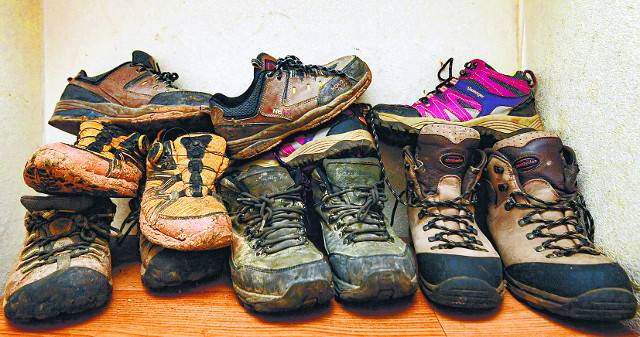 임씨의 속초 자택 현관엔 떨어져 사용하지 못하는 등산화들이 놓여있다. 그는 "이만큼 일했다는 걸 느끼고 싶어서 다 떨어진 신발들을 모아놨다. 지게꾼 그만두면 그때 버릴 것 같다"고 말했다.