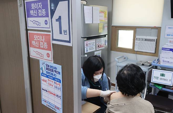 2021년 12월13일 서울 양천구의 한 병원에서 코로나19 백신접종을 받고 있는 시민. ⓒ연합뉴스
