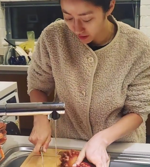 Jeon Hye-bin posted an article and a video on his instagram on the 4th, The Natural Meng Deconstruction Show.In the open photo, Jeon Hye-bin is dismantling the crab without worrying about a big knife. Jeon Hye-bins daily life is attracting attention as well as cooking ability.Meanwhile, Jeon Hye-bin married her dentist husband.Photo = Jeon Hye-bin Instagram