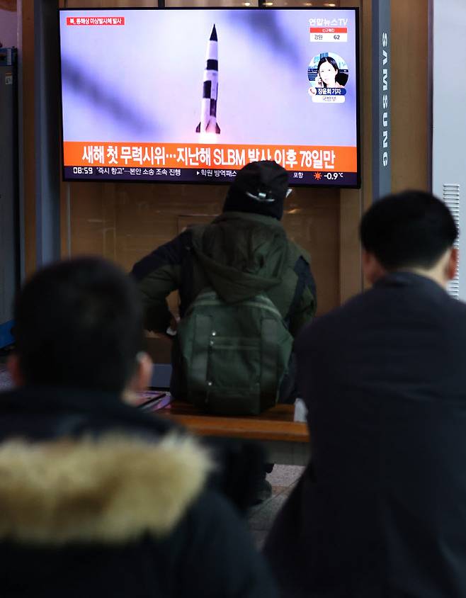5일 오전 서울역에서 시민들이 북한 발사체 관련 뉴스를 지켜보고 있다.     합동참모본부는 이날 오전 북한이 내륙서 동해상으로 미상발사체를 발사했다고 밝혔다.(사진=연합 제공)