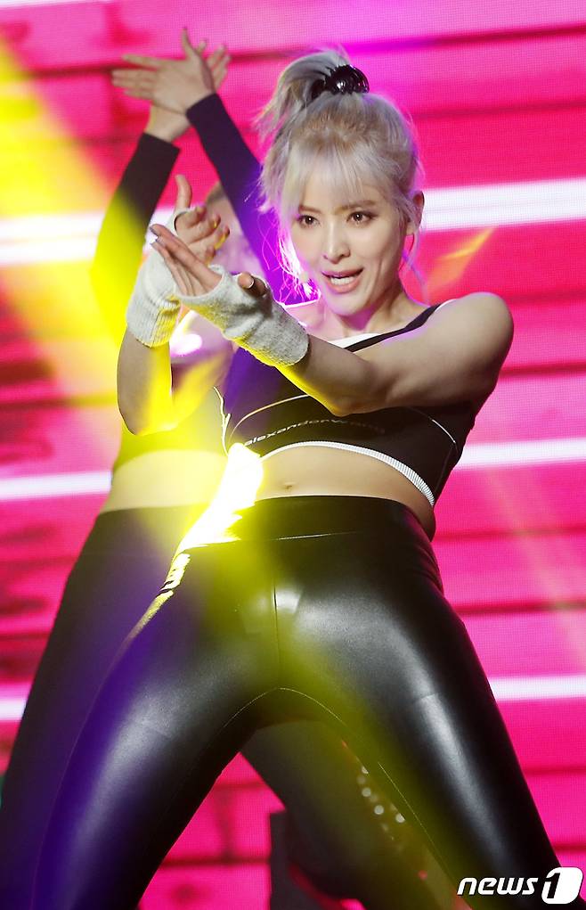 그룹 하이키(H1-KEY) 시탈라가 5일 오후 서울 강남구 일지아트홀에서 첫 번째 싱글앨범 '애슬레틱 걸(Athletic Girl)' 발매 쇼케이스에 참석해 신곡을 선보이고 있다. © News1 권현진 기자