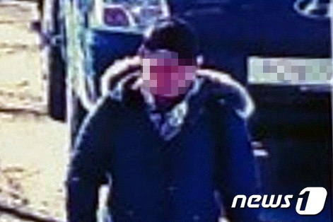 지난 1일 강원도 동부전선 지역을 통해 재입북한 탈북민 김모씨가 촬영된  CCTV 영상 캡처 . 2022.1.5/뉴스1