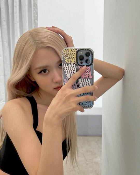 Group BLACKPINK Rosé has released a sophisticated style mirror selfie photo.Rosé posted several mirror selfies on his Instagram account on Saturday.The photo showed Rosé, who is looking glamorous with long blonde hair hanging down.He produced a sophisticated style with black sleeveless tops, and he attracted the attention of those who saw it with unchanging beauty and charm.Meanwhile, Rosé appeared on JTBCs The Sea of Wanted which aired last year.