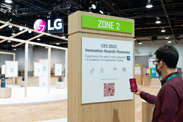 관람객이 LG전자 부스 곳곳에 설치된 뷰 포인트(View Point)에서 스마트폰 등을 사용해 CES 2022 혁신상을 수상한 제품과 과거 CES에서 선보였던 초대형 올레드 조형물을 가상으로 체험하고 있다.