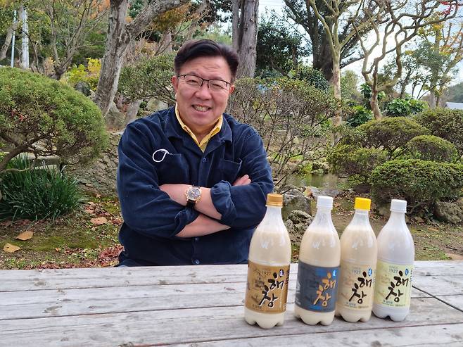 해창주조장 오병인 대표. 앞에 놓여 있는 제품들이 해창 막걸리들이다. /박순욱 기자