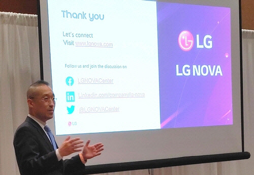 이석우 LG노바 센터장이 4일(현지시간) 미국 라스베이거스에서 열린 프레스 컨퍼런스에서 발언하고 있다. <LG전자 제공>