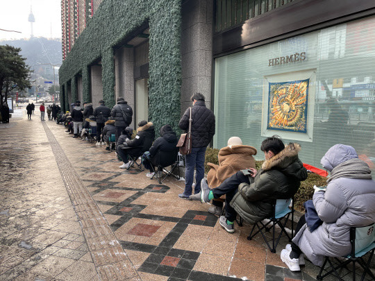 지난 2일 신세계백화점 소공동 본점에서 오픈 전 대기 중인 고객들. <김아름 기자>