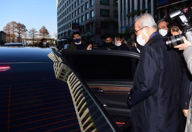 김종인 국민의힘 총괄선대위원장이 4일 서울 여의도 국민의힘 중앙당사에서 나와 차에 탑승하고 있다. 뉴스1