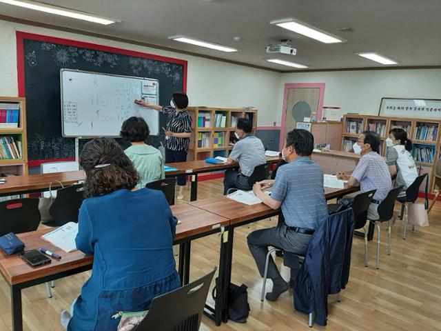 안동시 평생학습원 무지개학교 학생들이 수업을 하고 있다.