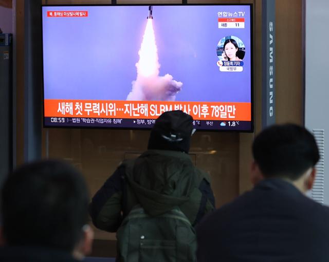 5일 오전 서울역에서 시민들이 북한 발사체 관련 뉴스를 지켜보고 있다. 합동참모본부는 이날 오전 북한이 내륙에서 동해상으로 미상 발사체를 쐈다고 밝혔다. 연합뉴스