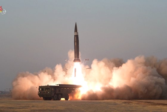 북한이 지난해 3월 신형전술유도탄을 시험발사하는 모습. [조선중앙TV 캡처=연합뉴스]