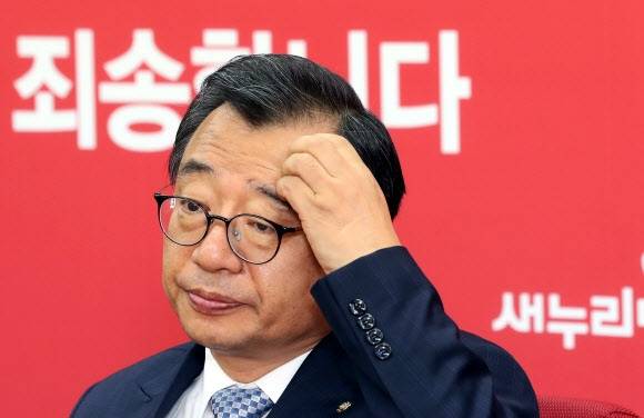 ‘최순실 국정농단’ 의혹으로 위기에 몰린 새누리당이 주류와 비주류의 내홍으로 이정현 대표는 결국 2016년 12월 16일 대표직에서 사퇴했다. &nbsp; 연합뉴스