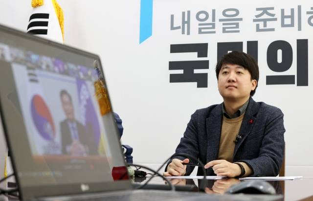 국민의힘 이준석 대표가 지난 3일 오전 서울 여의도 국회에서 더불어민주당 송영길 대표의 신년인사를 듣고 있다. &nbsp; 연합뉴스