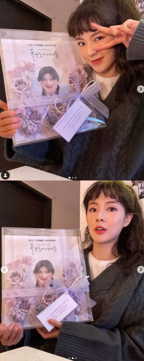 Actor Lee Sun-bin has released Lovely Visual.Lee Sun-bin posted an article and a photo on his instagram on the morning of May 5, HAPPY 2022 With TVING.So Seon-bin will continue in 2022, he added.In the photo, there is a picture of Lee Sun-bin taking a certification shot with a gift from Teabing.He boasted his prettyness with a lovely visual with a cute and cute pose.In another photo, Lee Sun Bin emits a natural yet bright aura.