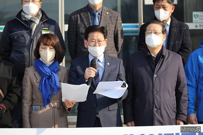 4일 오전 더불어민주당 경남 대전환 선거대책위원회 김정호(가운데) 위원장이 경남도의회 앞에서 열린 추가 인선발표 기자회견에서 모두발언을 하고 있다./사진=머니S 임승제 기자.