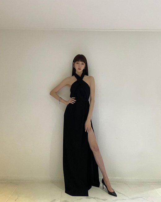 Actor Lee Sung-kyung showed off her perfect figure from the model.Lee Sung-kyung posted several photos on his instagram on the 5th with the article New Years Eve.In the public photos, Lee Sung-kyung is present at the time of attending 2021 SBS Acting Grand Prize on the 31st.Lee Sung-kyungs endless glamour in a black sleeveless dress evokes admiration.Meanwhile, Lee Sung-kyung chose cable channel tvN new drama Starfall as his next work.Starfall means star people who clean up the shit of stars (STARs), which is a work that draws romantic comedy filled with love of Oh Han-bum, the manager of management promotion team at the forefront of star care, and his natural enemy and complete top star.