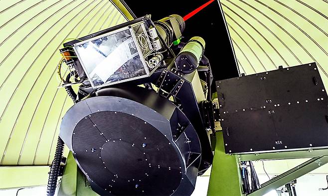공군 전력화로 태동한 전자광학위성감시체계가 5일 공중으로 레이저를 쏘면서 우주 물체를 관측하고 있다. 공군 제공