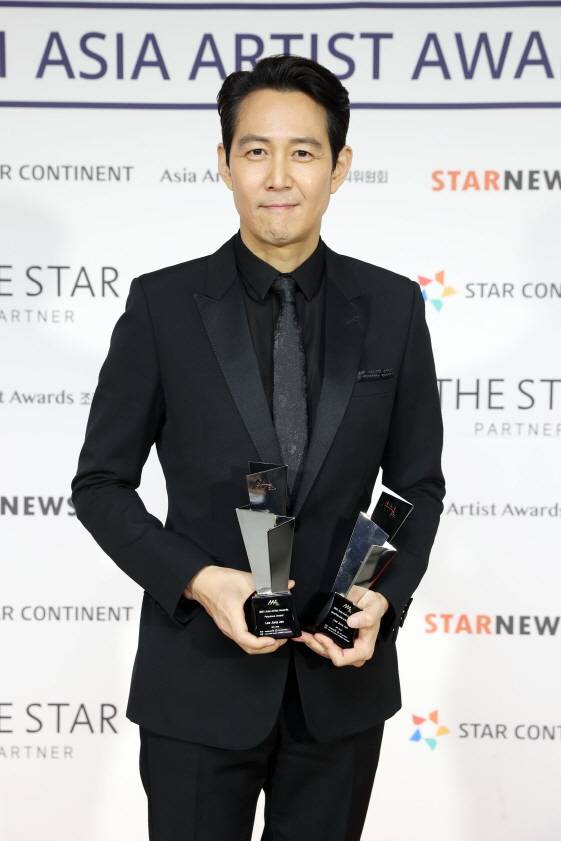 이정재가 골든글로브 시상식에 '오징어게임'으로 남우주연상 후보에 올랐으나 넷플릭스의 보이콧으로 참석하지 않는다. 사진은 AAA에서 대상을 수상한 이정재 모습.