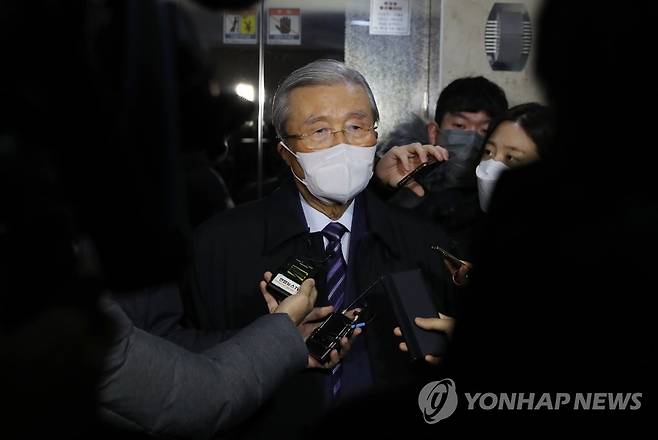 김종인 "뜻이 안맞으면 헤어지는 것" (서울=연합뉴스) 총괄선대위원장직에서 스스로 물러나겠다는 뜻을 밝힌 국민의힘 김종인 총괄선대위원장이 5일 오전 서울 종로구 자신의 사무실로 출근하며 취재진 질문에 답하고 있다. 2022.1.5 [국회사진기자단] uwg806@yna.co.kr