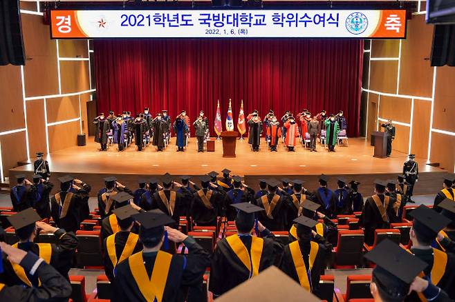 6일 논산 국방대학교에서 열린 2021학년도 학위수여식에서 졸업생들이 국방대학교 총장께 대한 경례를 하고 있다. (사진=국방대)