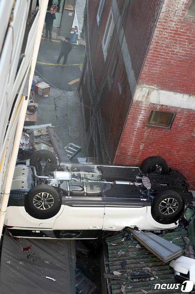 6일 오전 8시 30분께 서울 중구 숭례문 인근에 있는 한 민영 주차장에서 차량 1대가 야외로 추락해 지붕에 걸쳐져 있다. 2022.1.6/뉴스1 © News1 김명섭 기자