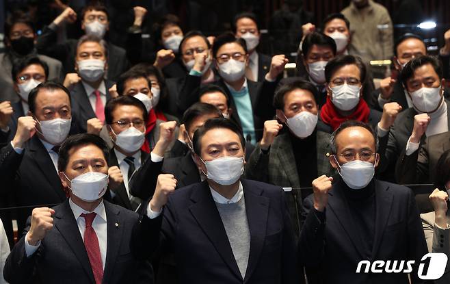 윤석열 국민의힘 대선 후보가 6일 오전 국회에서 열린 의원총회에서 의원들과 함께 ‘변화와 단결’을 강조하는 구호를 외치고 있다. 2022.1.6/뉴스1 © News1 이동해 기자