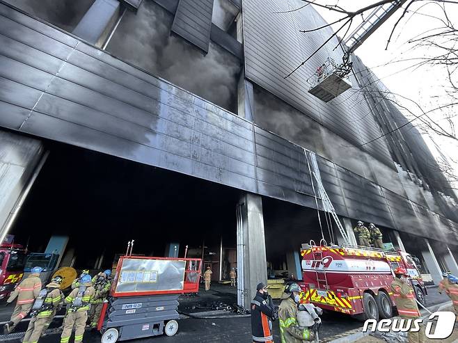 6일 오전 경기도 평택시 한 물류센터 신축현장 화재 진압에 나선 소방관 3명이 실종돼 소방당국이 수색 작업을 벌이고 있다. 소방당국은 6일 0시를 기해 대응1단계를 발령해 진화에 나섰고 7시간여 만인 오전 7시12분쯤 대응단계를 해제했지만 2시간 만에 불이 다시 크게 번지면서 오전 9시21분 대응2단계를 발령했다. (경기도소방재난본부 제공) 2022.1.6/뉴스1