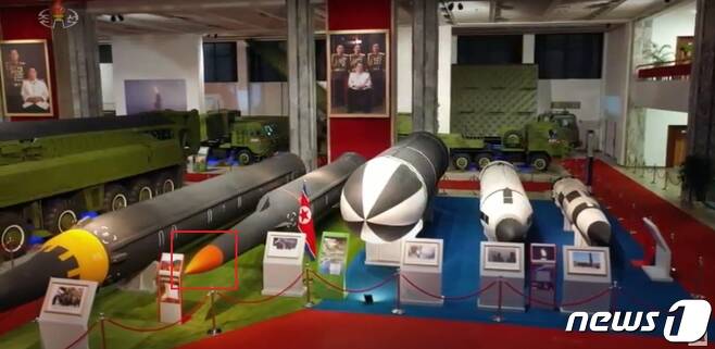작년 10월 열린 북한 국방발전전람회 '자위-2021'에 전시된 미사일들. 왼쪽부터 중거리탄도미사일 '화성-12형', 신형 MARV 미사일(추정.빨간색 네모), 잠수함발사탄도미상(SLBM) '북극성-5형'(추정), '북극성-1형', 신형 SLBM (조선중앙TV 캡처) © 뉴스1