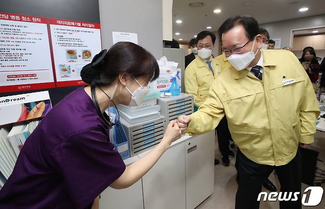 김부겸 국무총리가 6일 오전 서울 광진구 혜민병원에서 코로나19 의료대응 현장점검을 하며 준중증·중등증병동 의료인과 주먹인사 하고 있다. 2022.1.6/뉴스1 © News1 송원영 기자